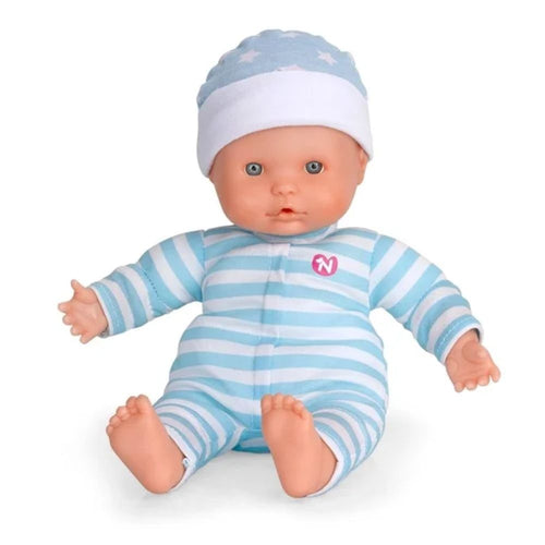 Muñeco bebé sentado, con gorro azul de estrellas y mameluco de rayas azules y blancas