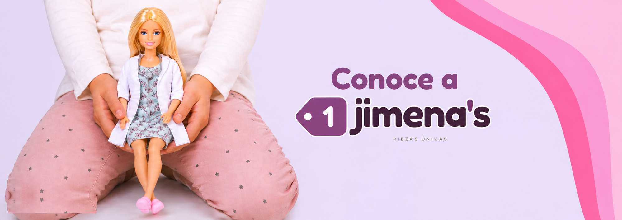 Conoce a jimena's — una muñeca doctora con bata blanca sostenida en el regazo de una niña