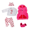 Set de cinco piezas de ropa para muñeco bebé: gorro con orejas, playera de jirafa, pantalón de lunares, chaleco rosa con capucha y botitas
