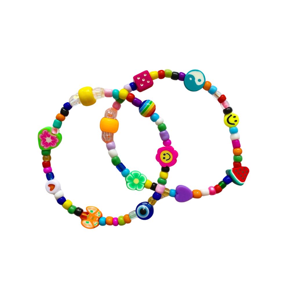 Tres pulseras de chaquiras de colores con dijes de flor, sandía, ojo turco, yin-yang, mariposa y carita feliz