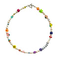 Collar de perlas con dijes de colores de flor, mariposa, manzana, hongo, dado y ojo turco, y letras blancas al frente