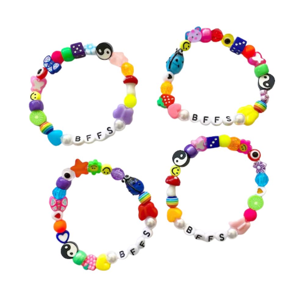 Cuatro pulseras de chaquiras de colores con letras blancas que dicen BFFS y dijes de yin-yang, hongo, mariposa y carita feliz