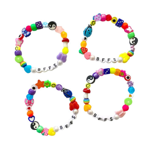 Cuatro pulseras de chaquiras de colores con letras blancas que dicen BFFS y dijes de yin-yang, hongo, mariposa y carita feliz