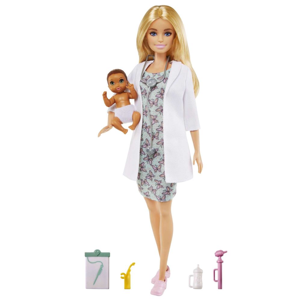 Muñeca doctora con bata blanca y vestido de mariposas, cargando un bebé, con estetoscopio, tablilla, mamila y aparatos de revisión